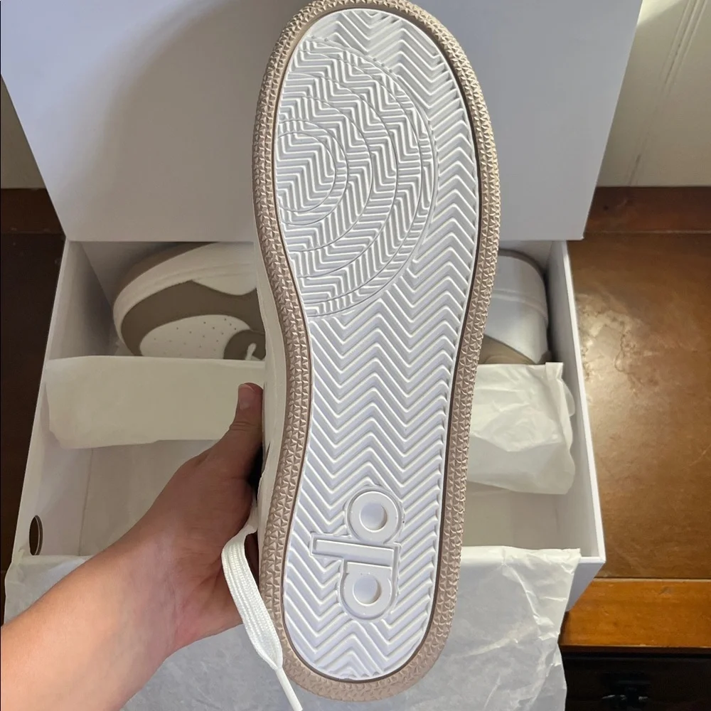 ALO Recovery Mode Sneaker Mens size 12
Women’s 13.5 unisex - Picture 3 of 9